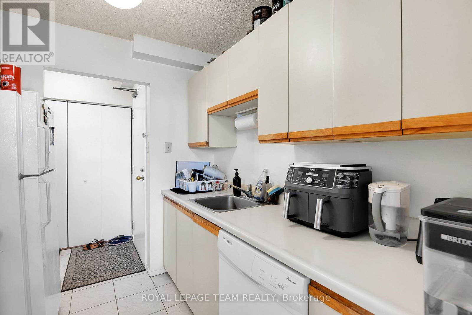1010 - 110 Forward Avenue