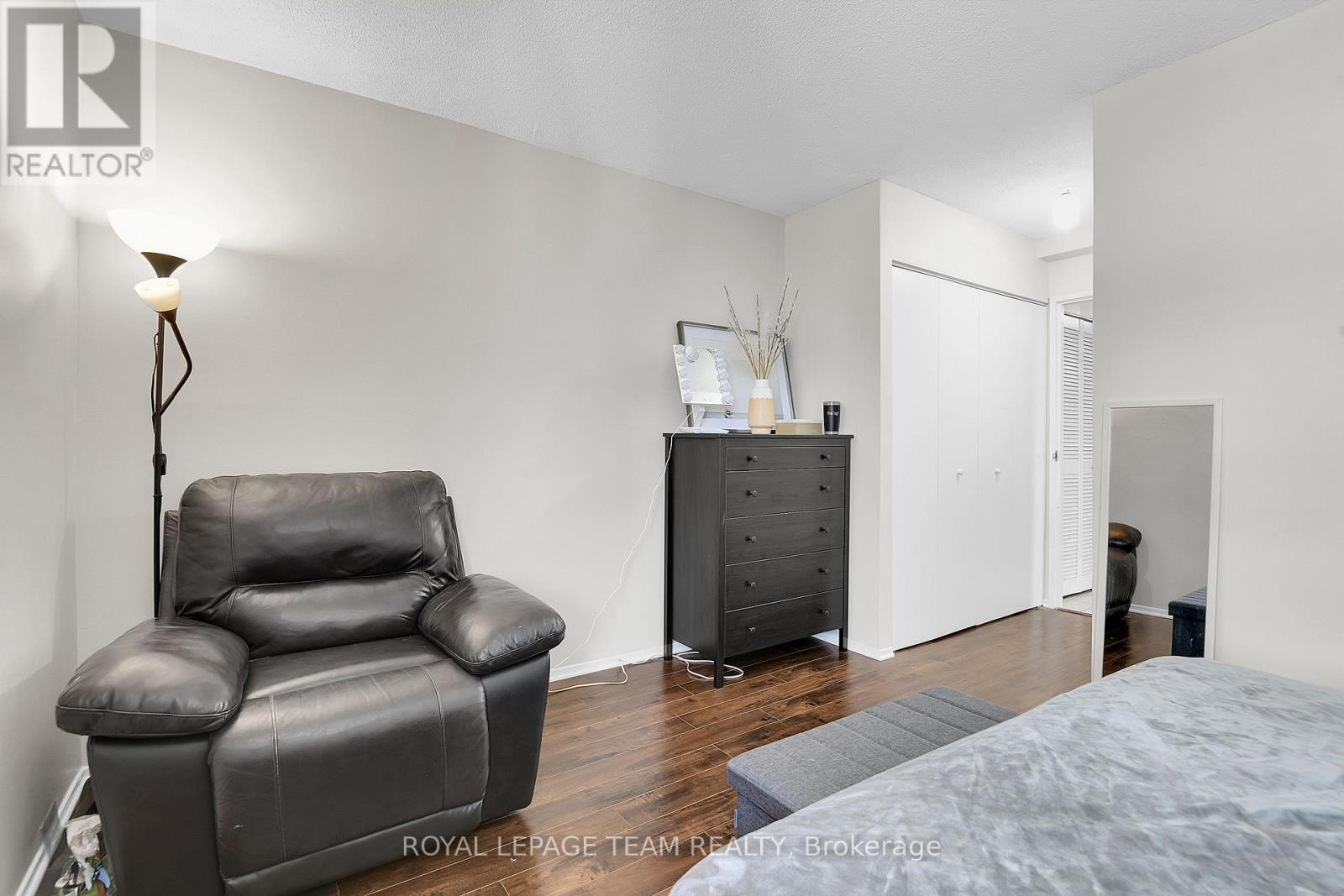 1010 - 110 Forward Avenue