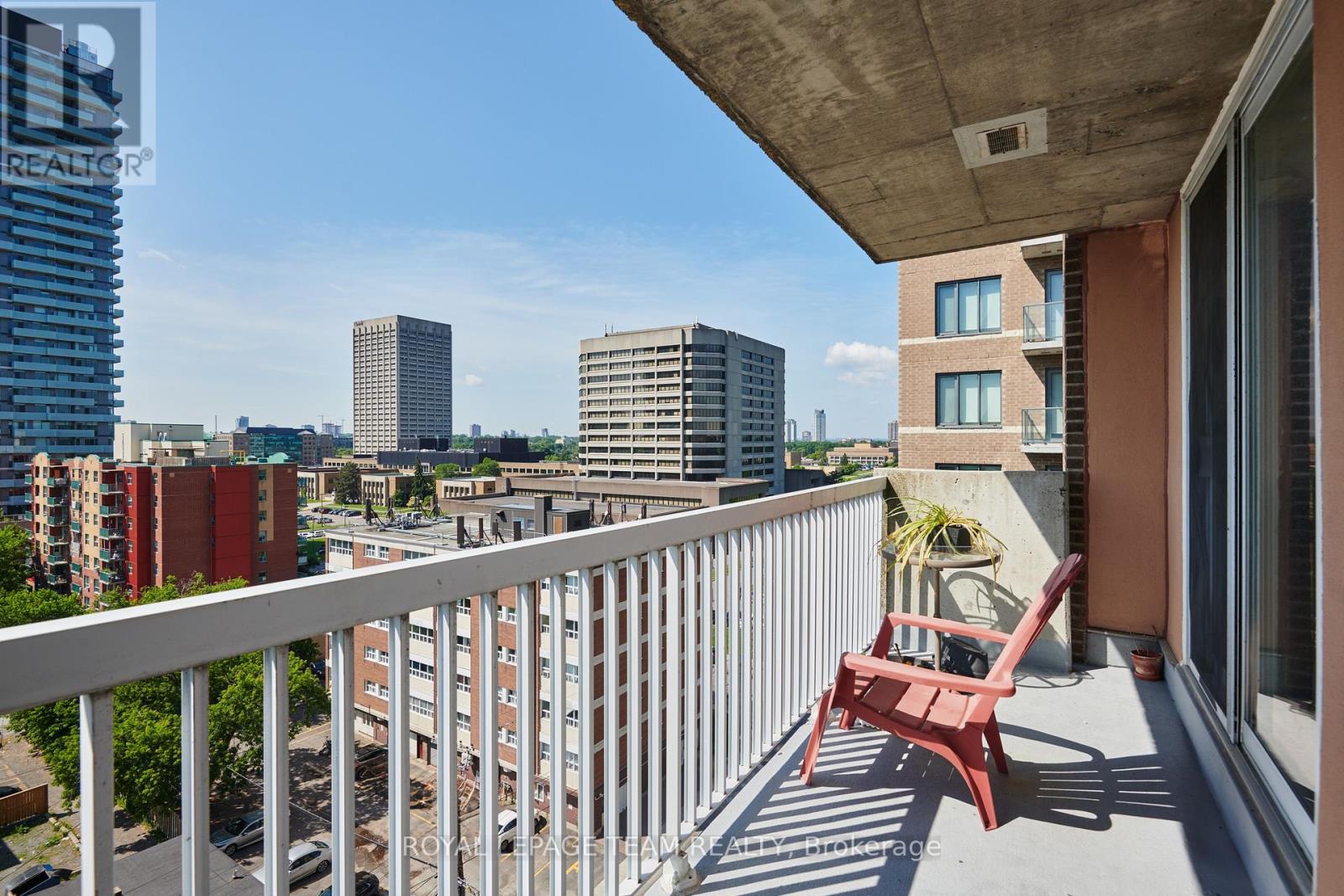 1010 - 110 Forward Avenue