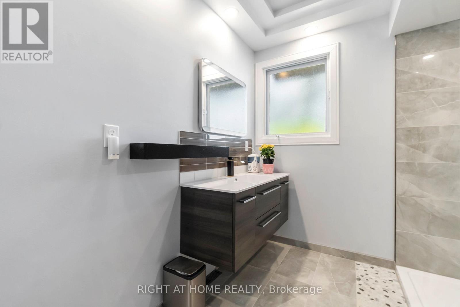 3 - 21 Midland Crescent
