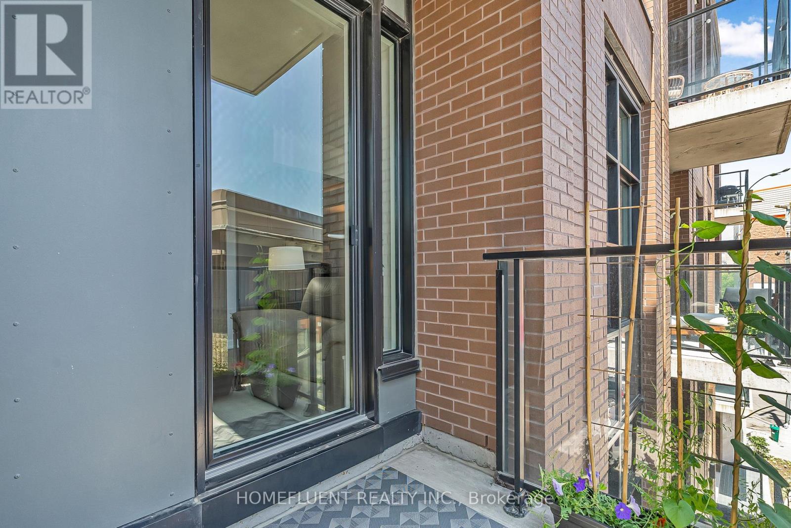 305 - 10 Rosemount Avenue