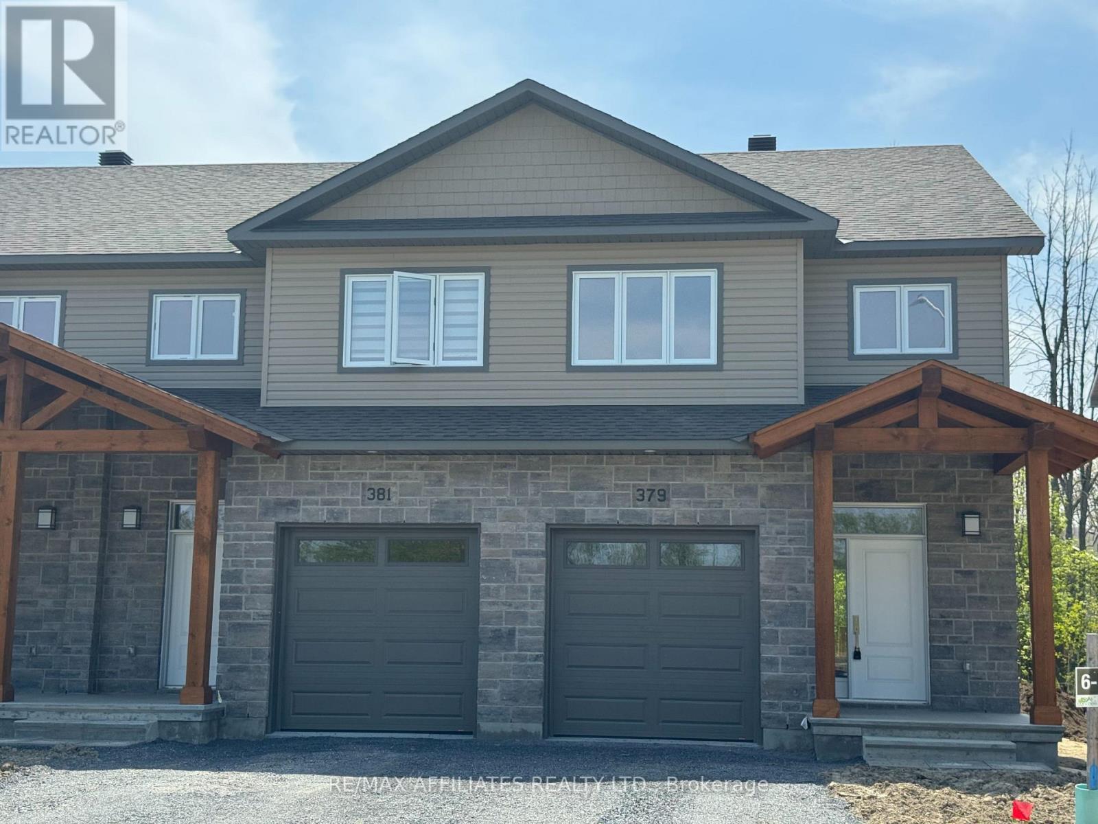 359 Voyageur Place