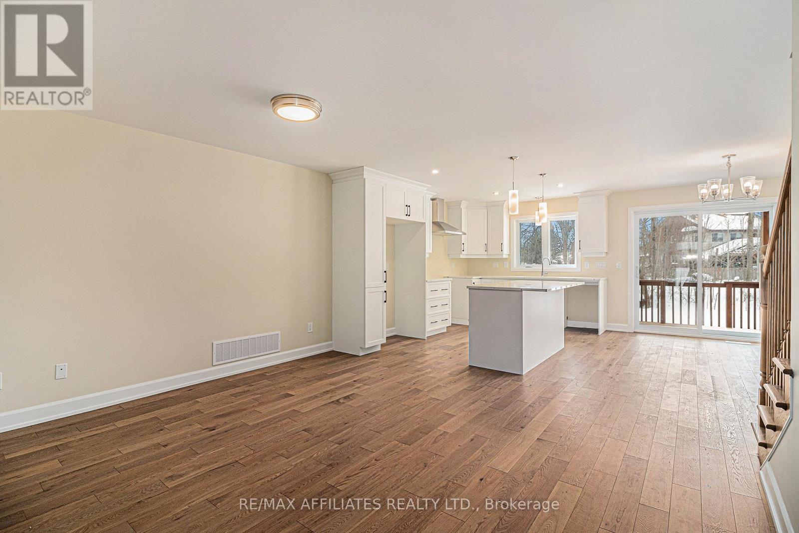 359 Voyageur Place