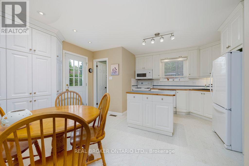 31 Oakhurst Crescent