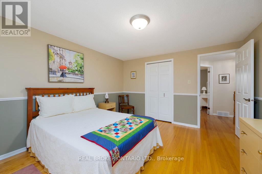 31 Oakhurst Crescent