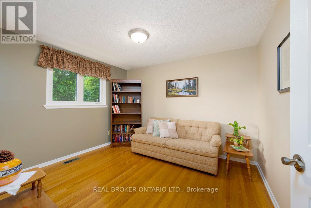 31 Oakhurst Crescent