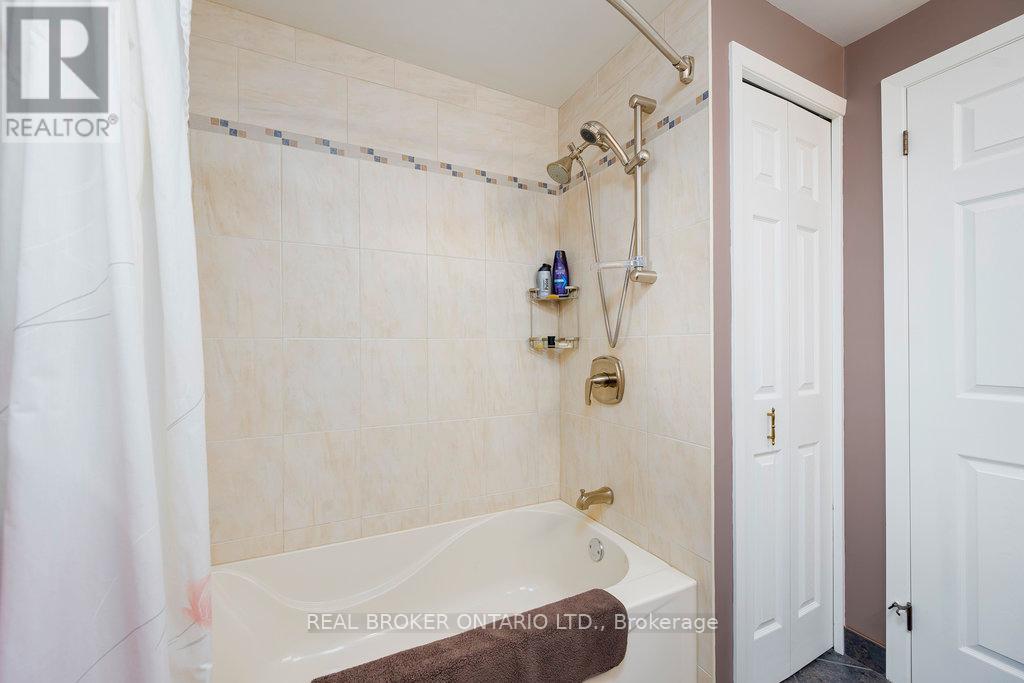 31 Oakhurst Crescent
