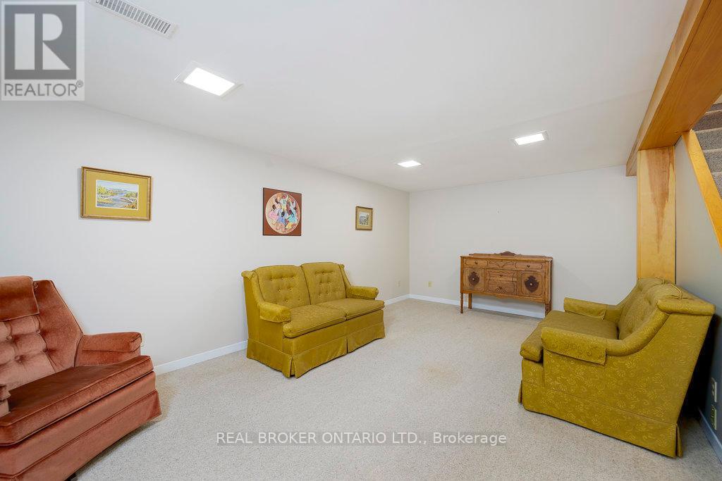 31 Oakhurst Crescent