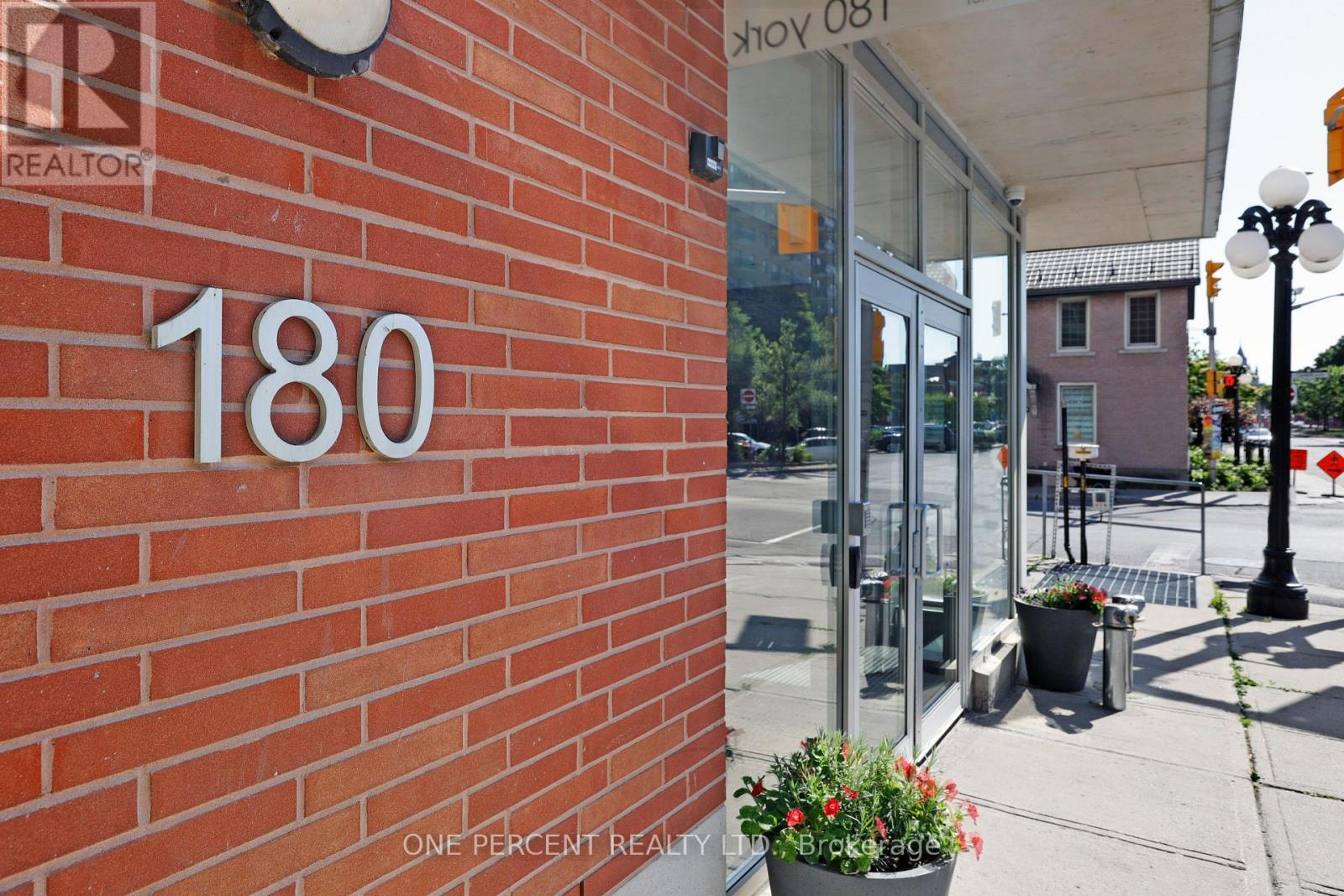 904 - 180 York Street