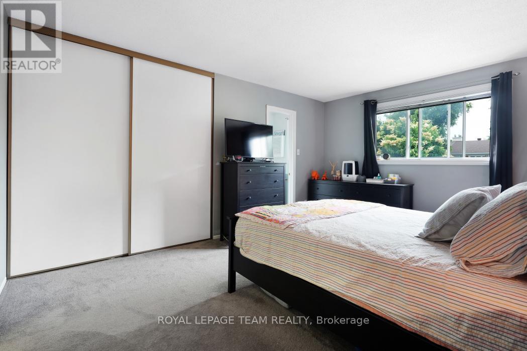 50 Hummingbird Crescent N