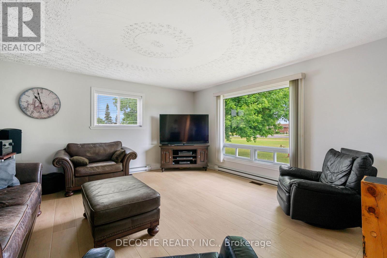 20330 Lochiel Road