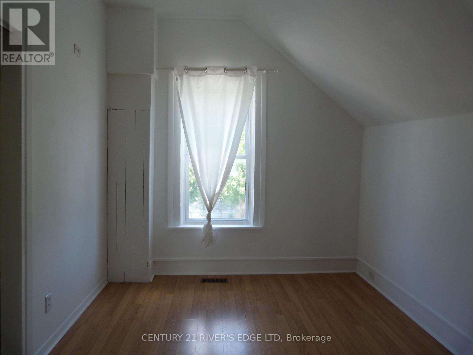 468 Gladstone Street N