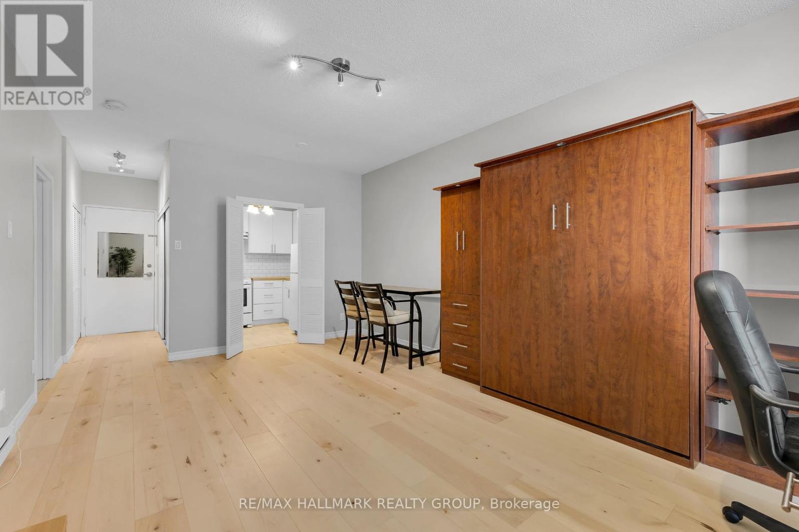 104 - 475 Laurier Avenue W