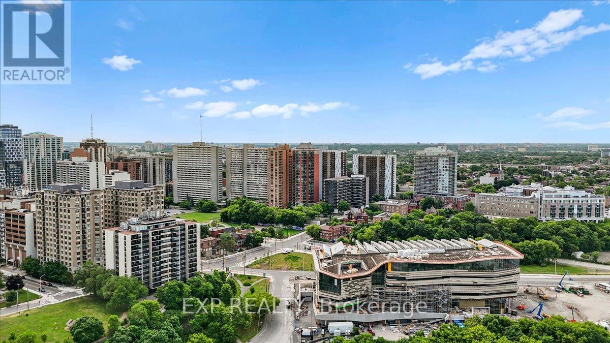 1003 - 570 Laurier Avenue W