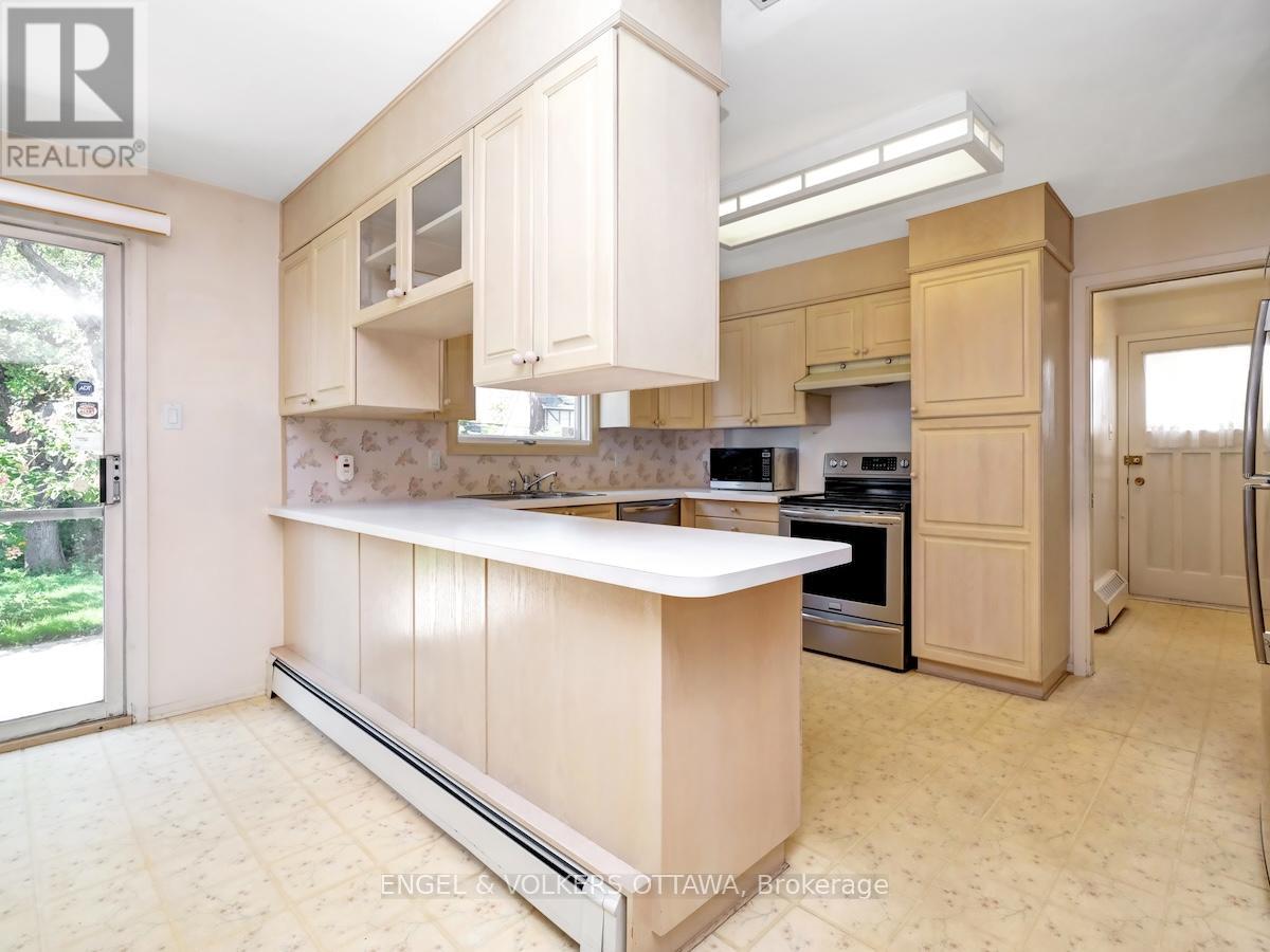 968 Sadler Crescent