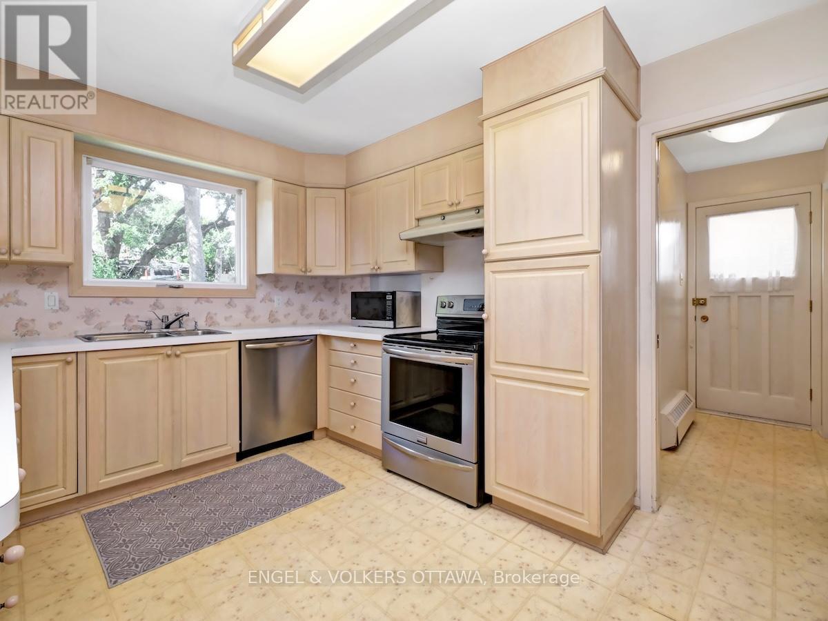 968 Sadler Crescent