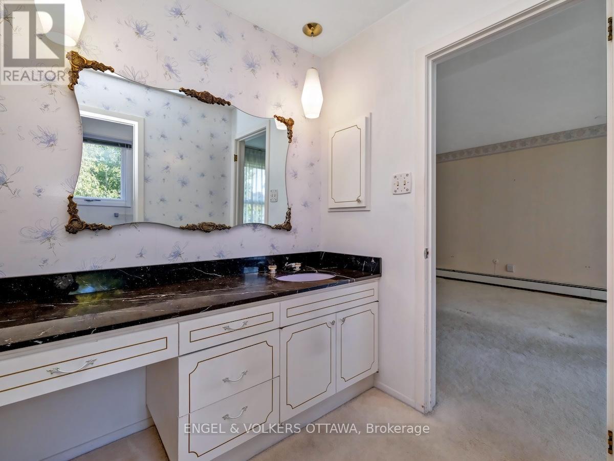 968 Sadler Crescent