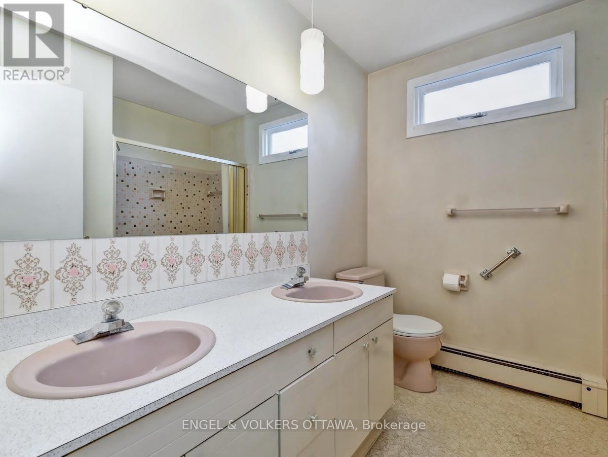 968 Sadler Crescent