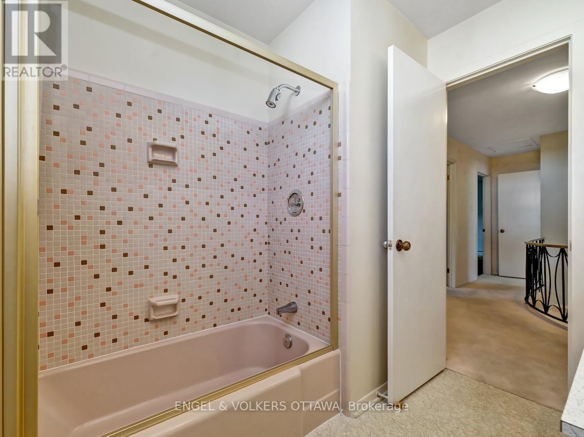 968 Sadler Crescent