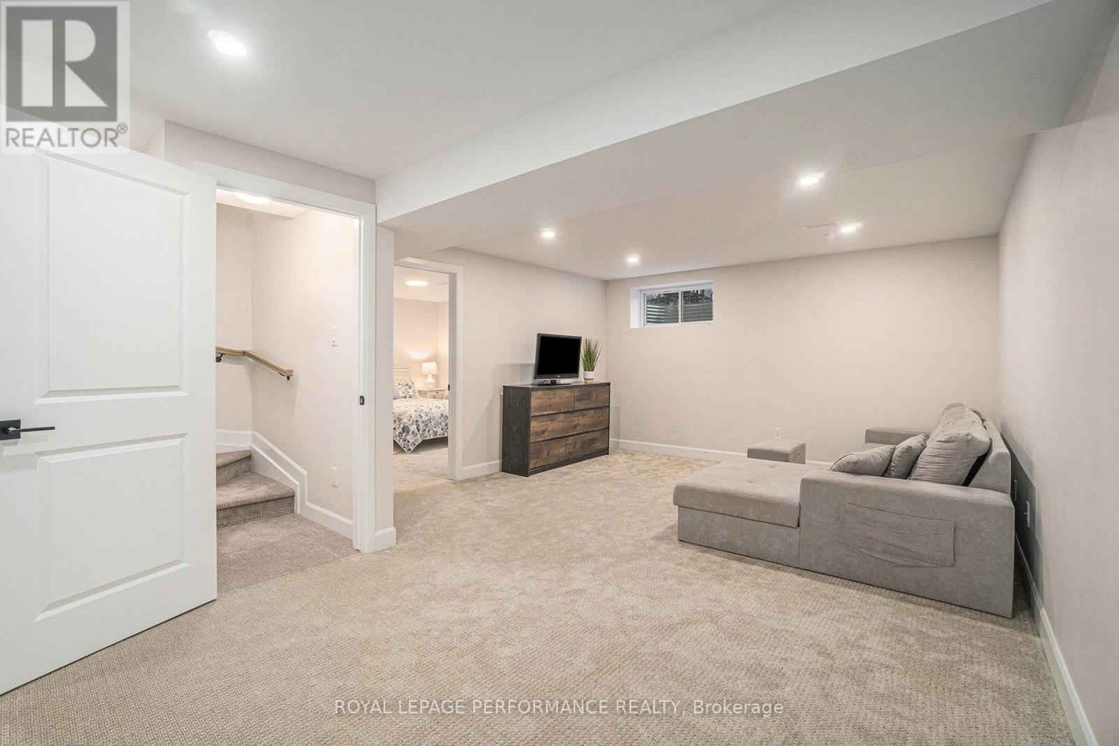 916 Socca Crescent