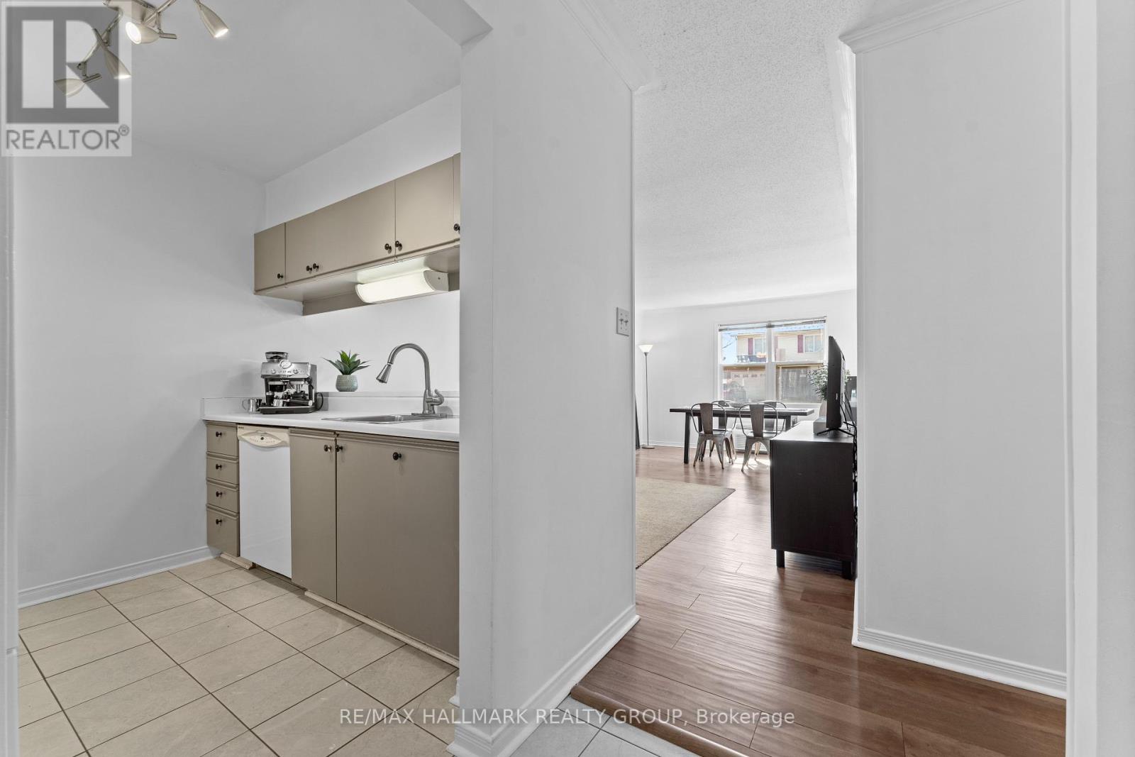 104 - 1099 Cadboro Road