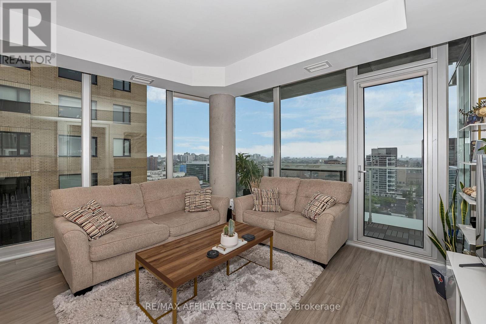 1807 - 111 Champagne Avenue S