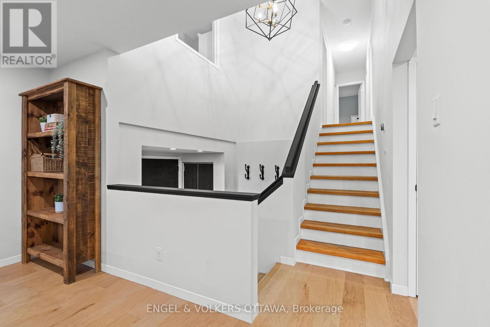 20 Mohawk Crescent