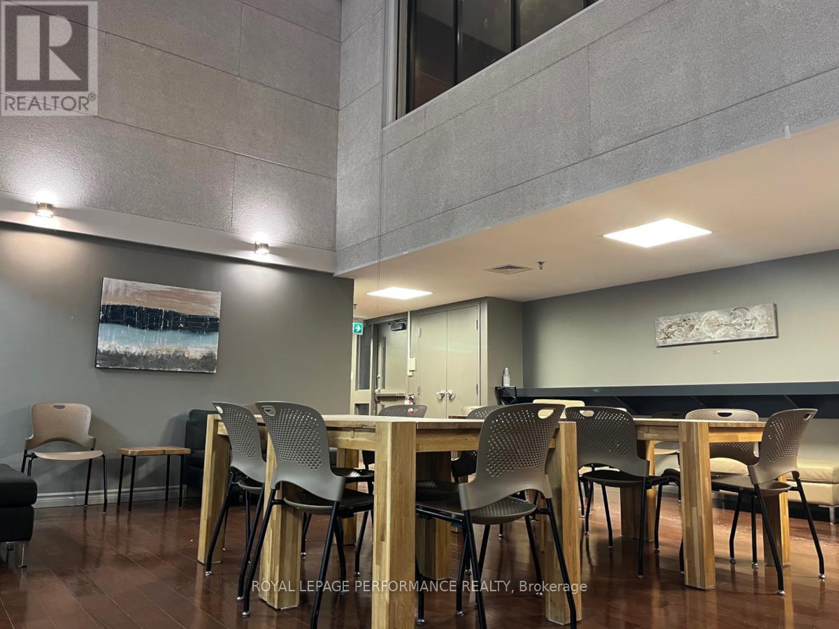 1904 - 470 Laurier Avenue W