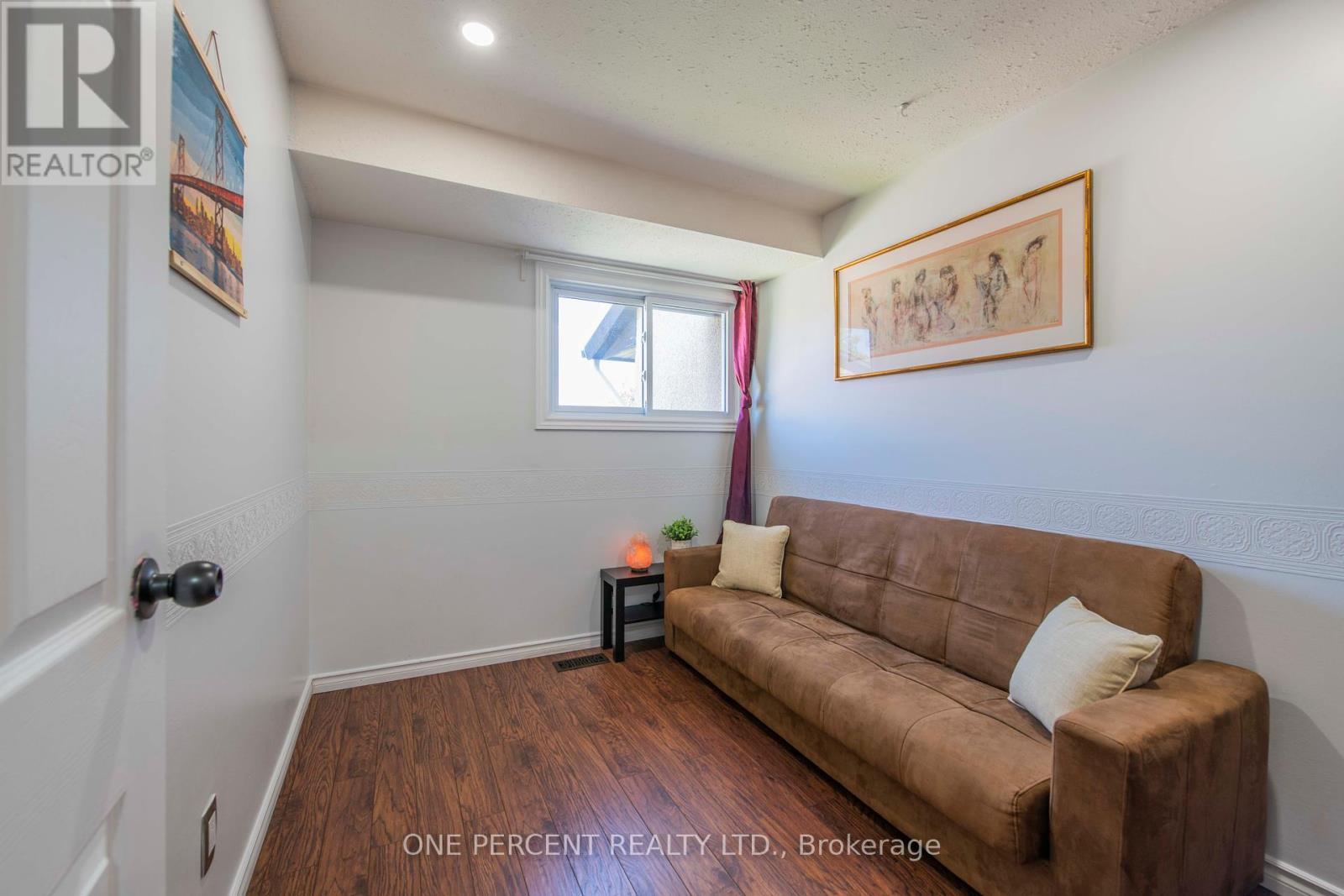 122 Mcclintock Way