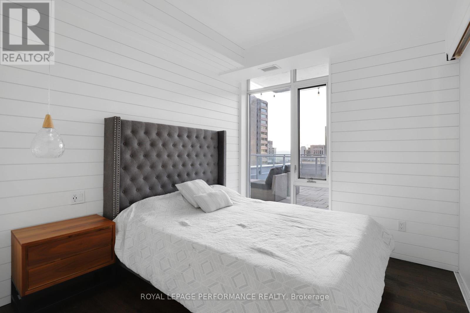1603 - 255 Bay Street