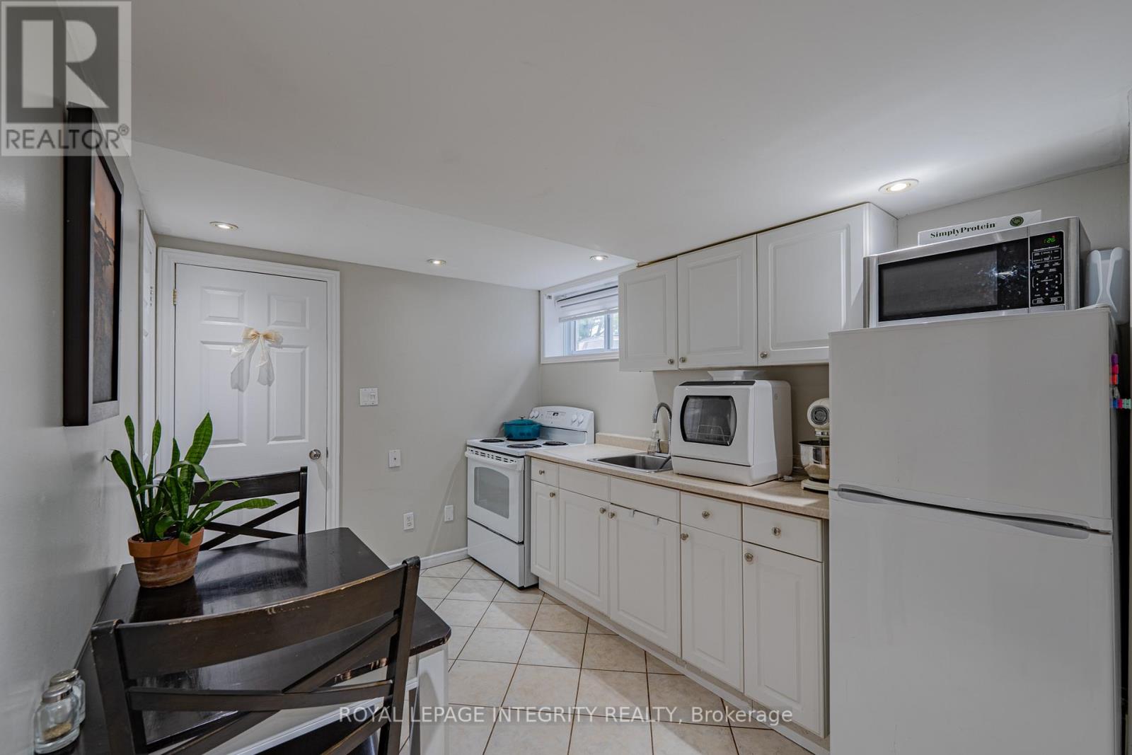 1695 Gage Crescent N