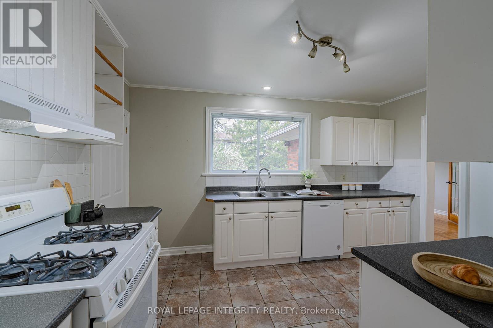 1695 Gage Crescent N