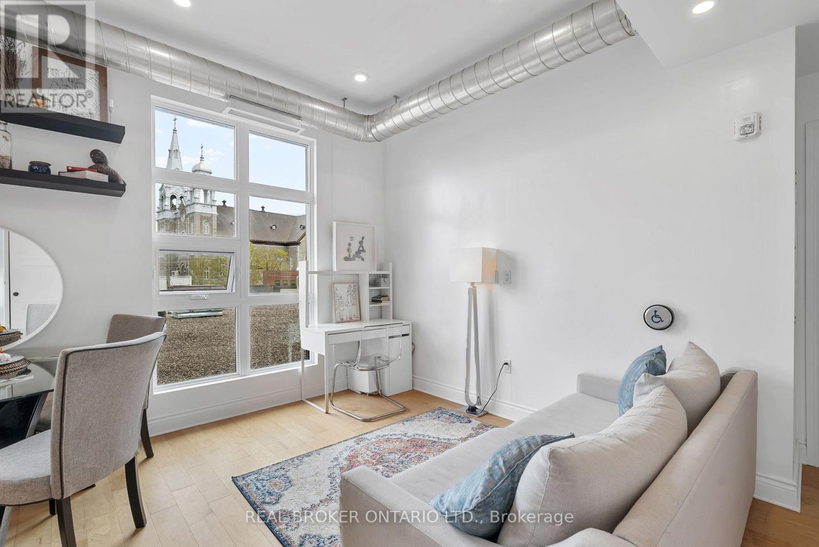 304 - 101 Pinhey Street