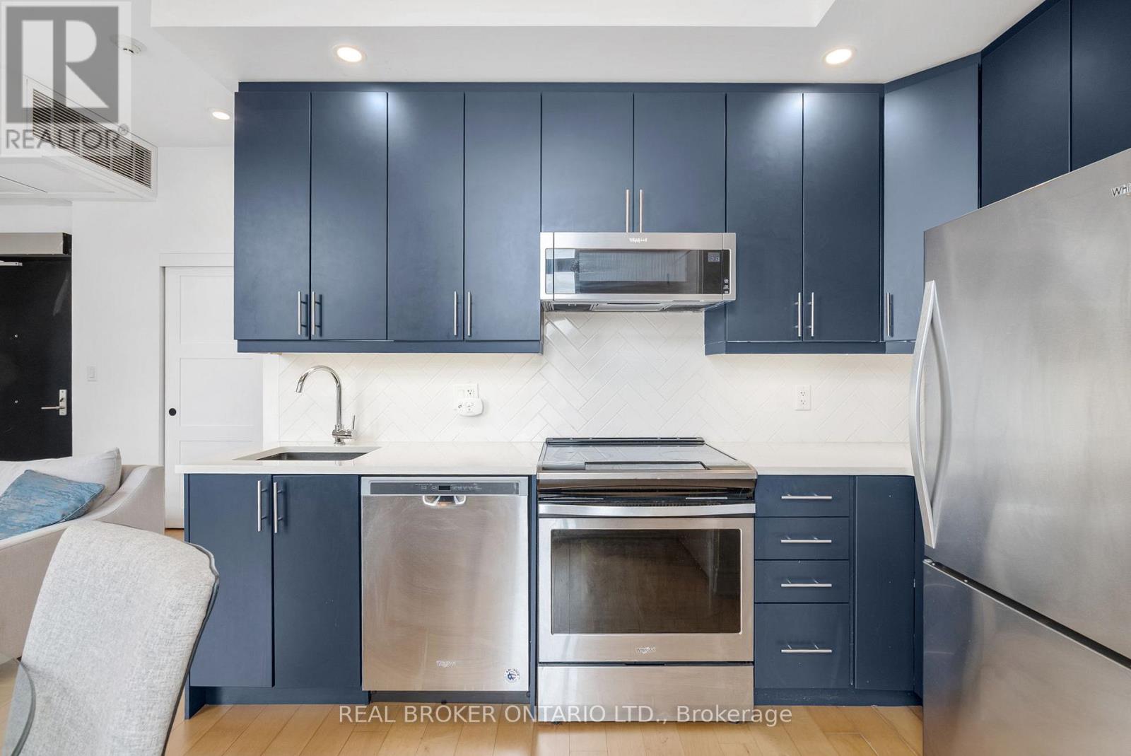 304 - 101 Pinhey Street