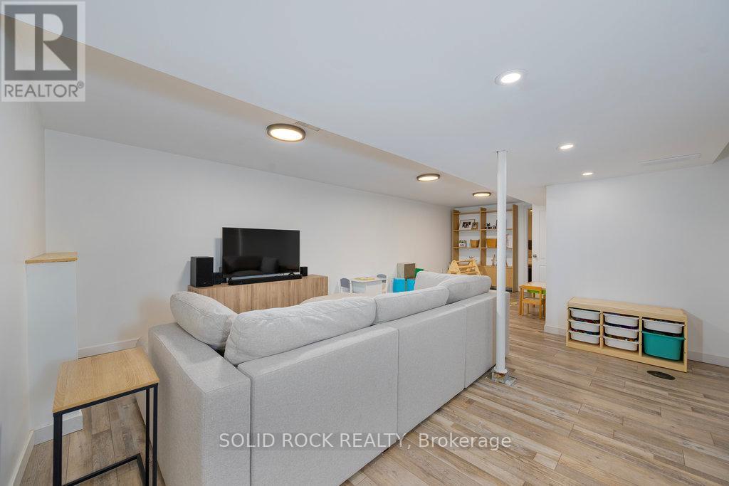 207 George Street E
