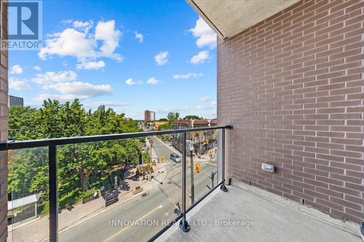 410 - 10 Rosemount Avenue W