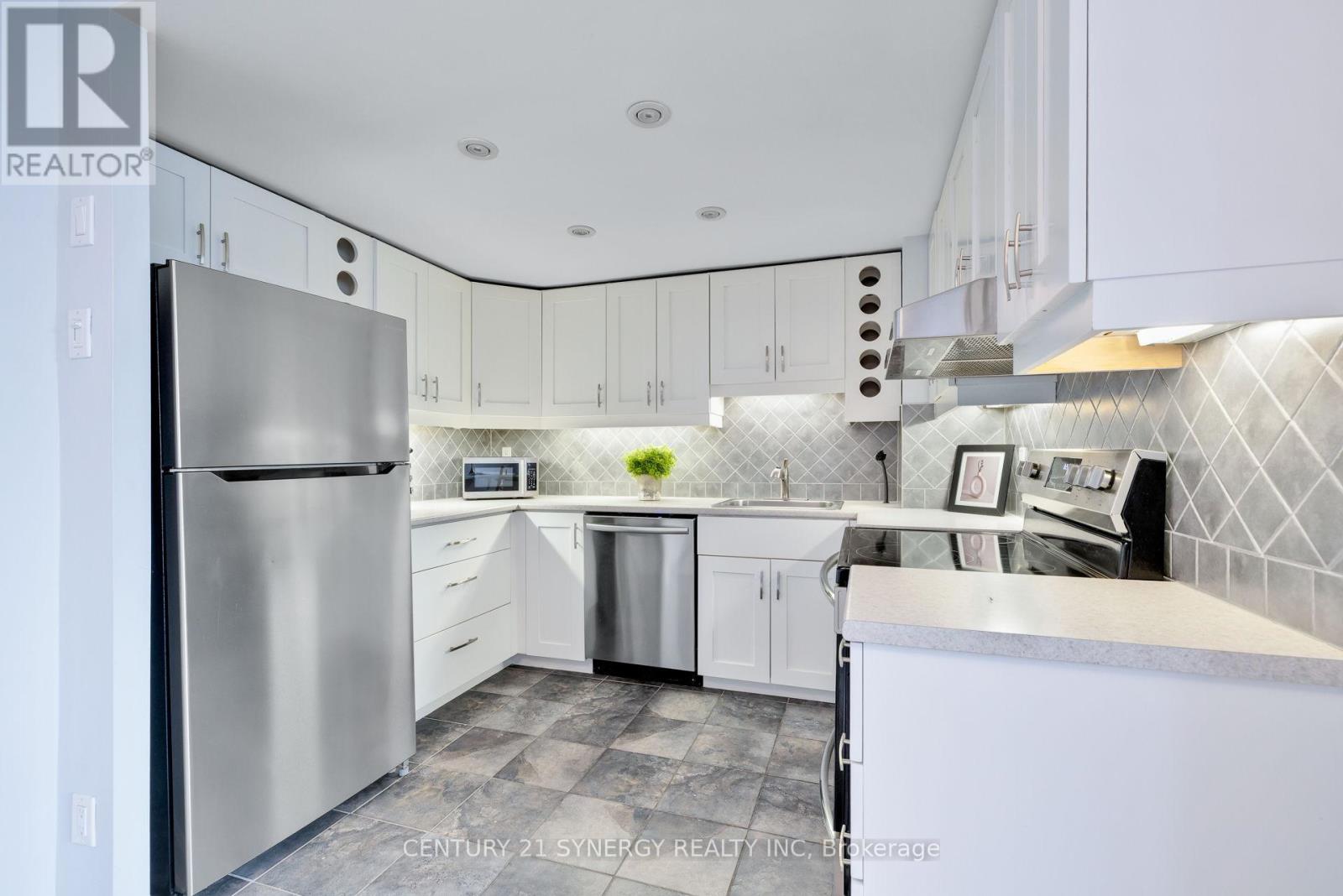1206 - 500 Laurier Avenue W