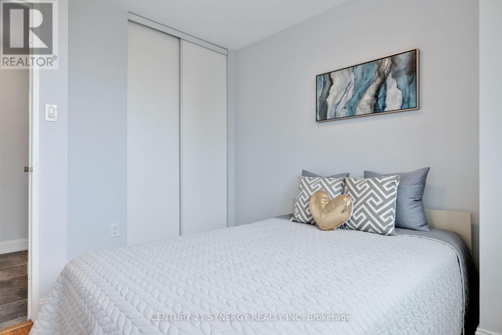 1206 - 500 Laurier Avenue W