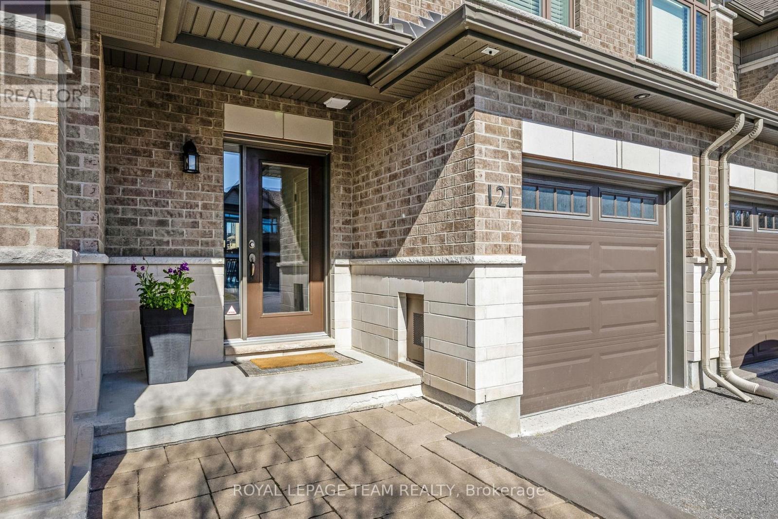 121 Woodhurst Crescent