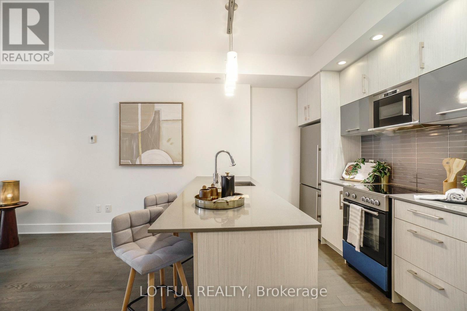 1206 - 255 Bay Street