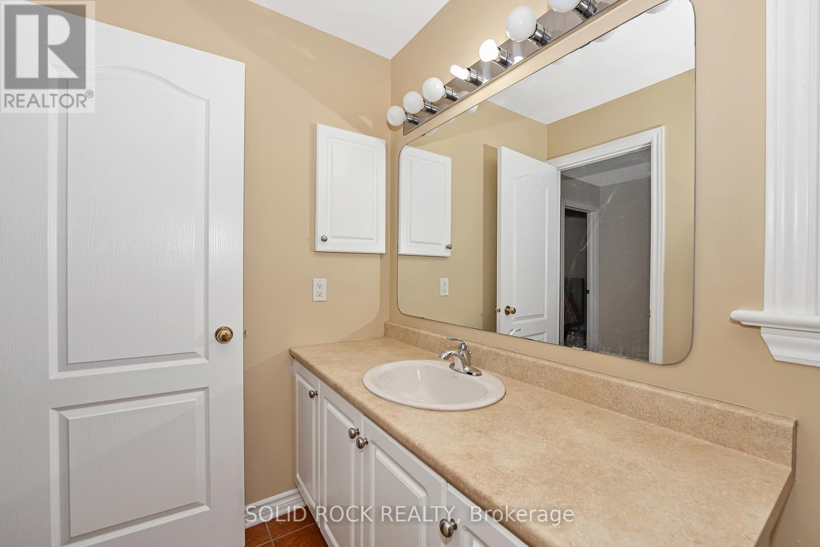 411 Cache Bay Crescent E