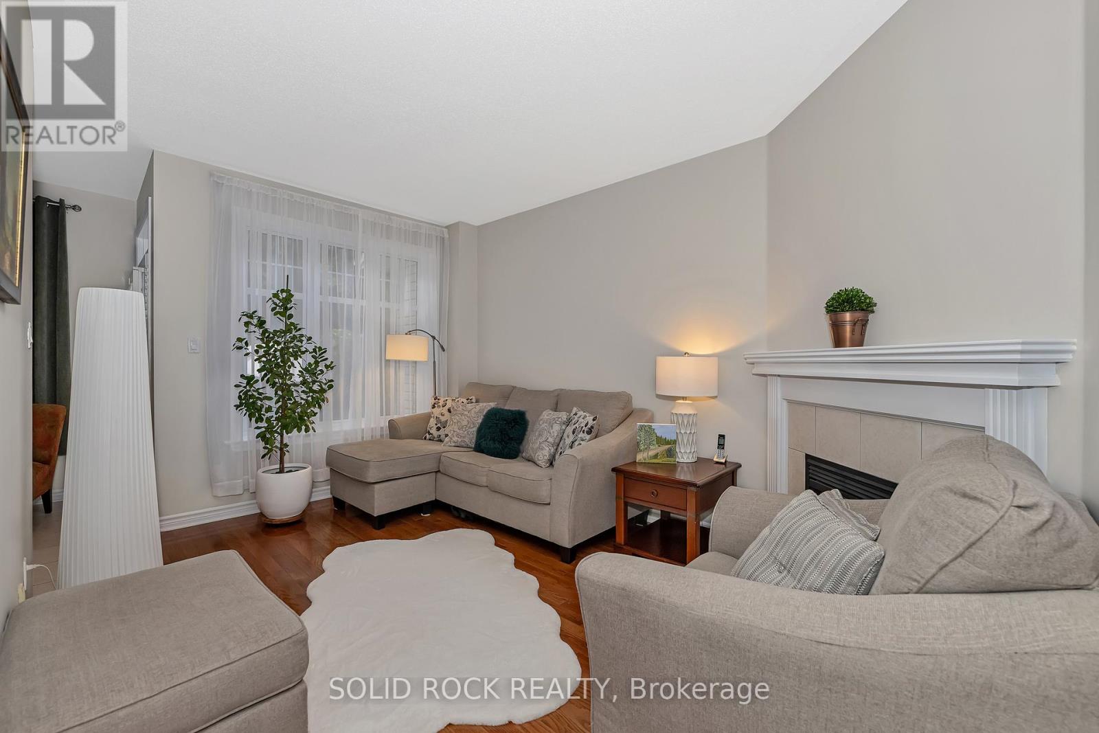 411 Cache Bay Crescent E