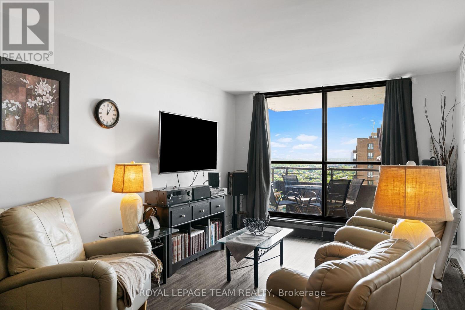 2406 - 505 St. Laurent Boulevard