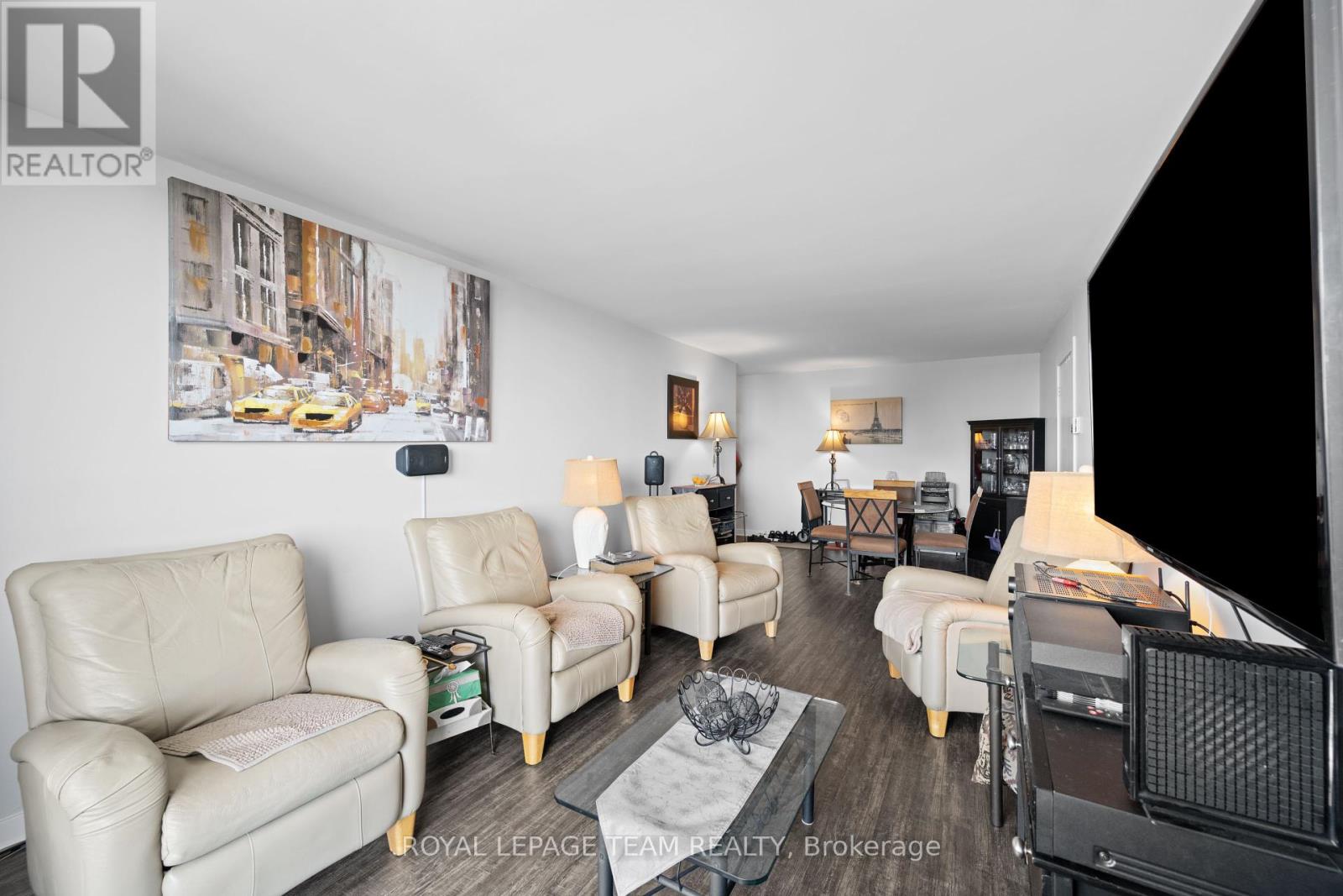 2406 - 505 St. Laurent Boulevard