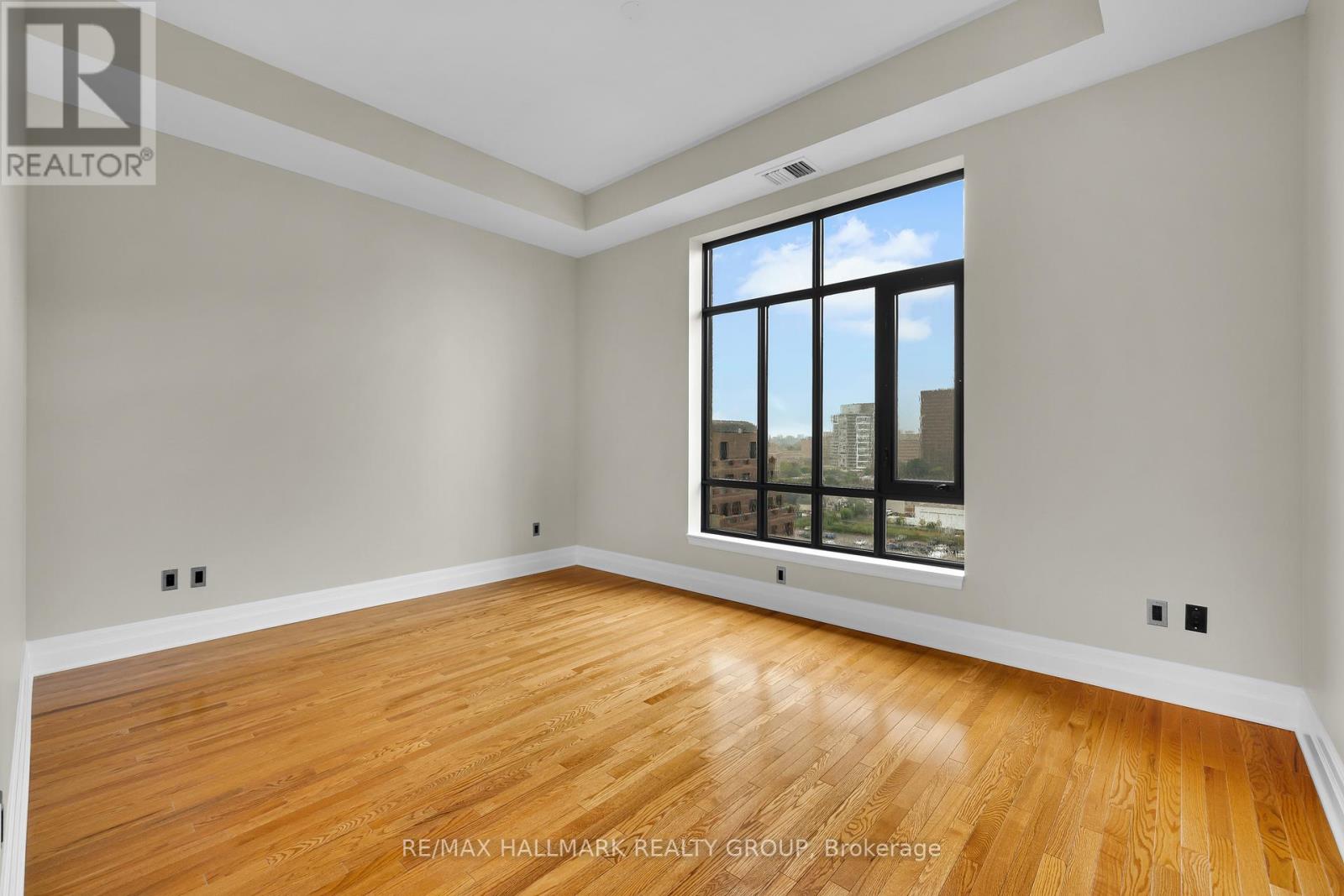Ph5 - 330 Loretta Avenue S