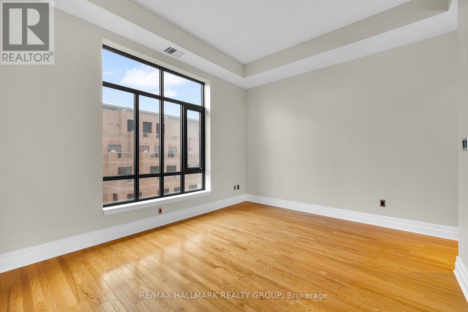 Ph5 - 330 Loretta Avenue S