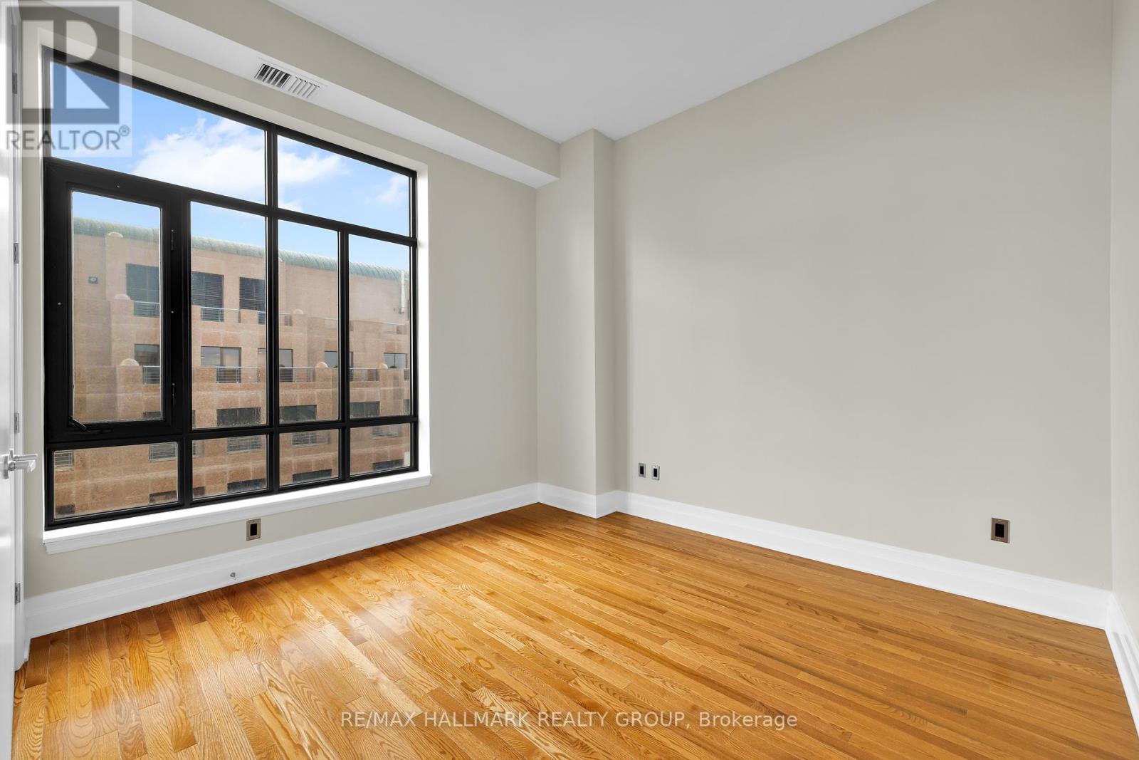 Ph5 - 330 Loretta Avenue S