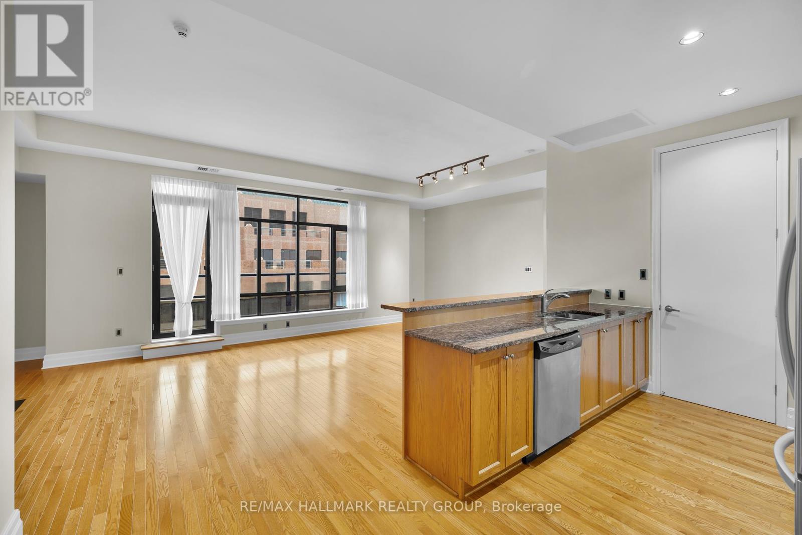 Ph5 - 330 Loretta Avenue S