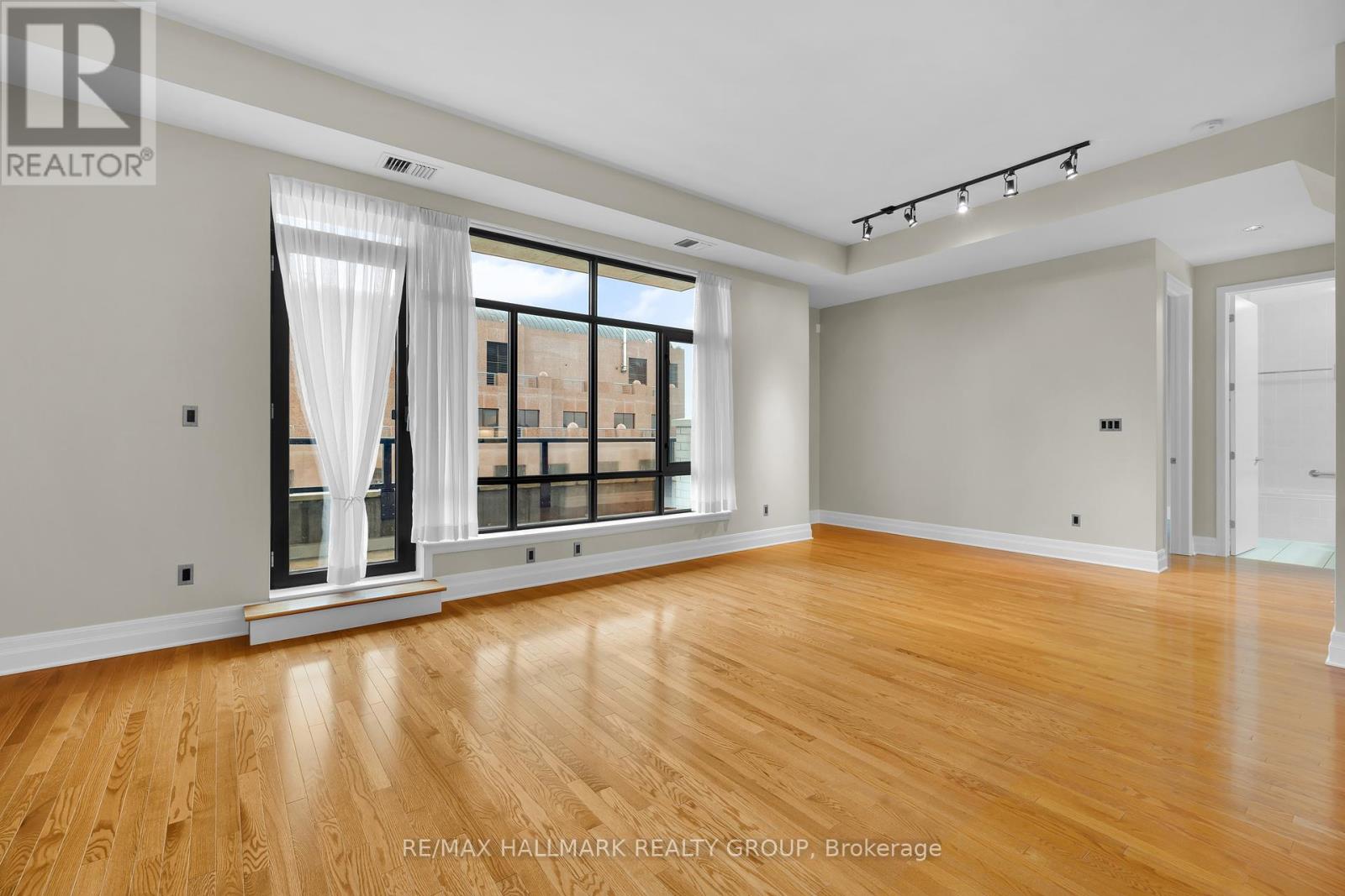 Ph5 - 330 Loretta Avenue S
