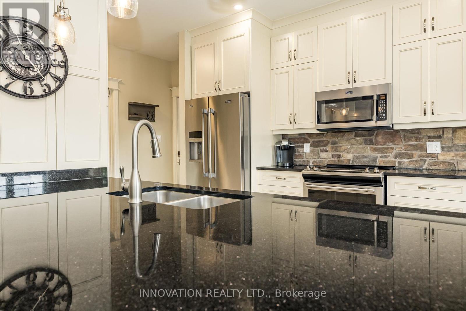 103 A Carriage Landing Drive